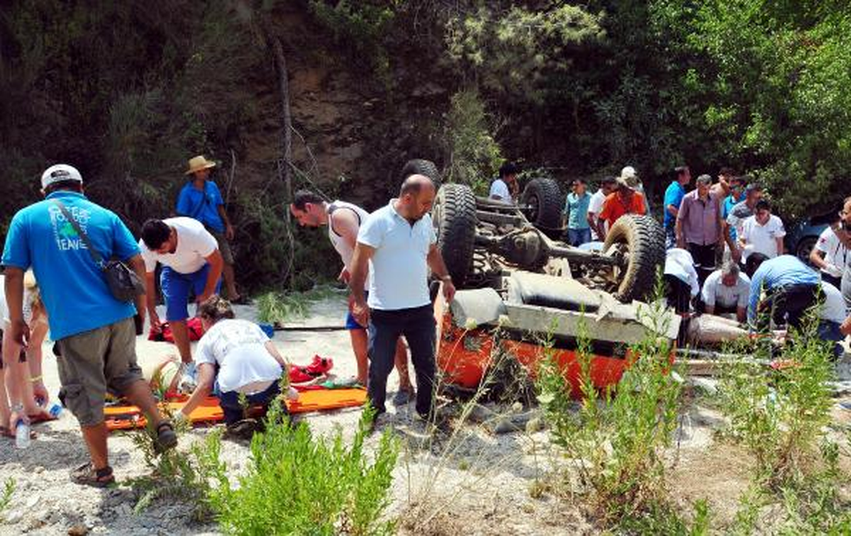 Safari Cip Uçuruma Yuvarlandı: 3\'ü Türk, 11 Yaralı