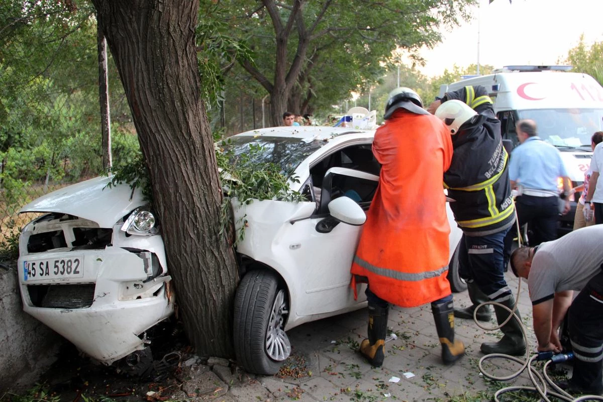 Salihli\'de Trafik Kazası: 2 Yaralı