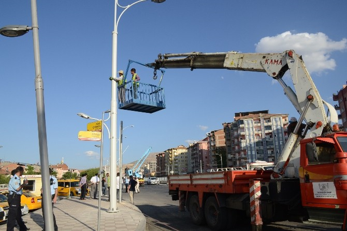 Saman Yüklü Kamyon Trambüs Direği Katenerlerine Zarar Verdi