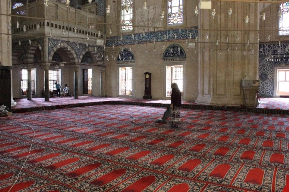 Selimiye Camiinde Ziyarete Ayrılan Alana Vatandaştan Tepki