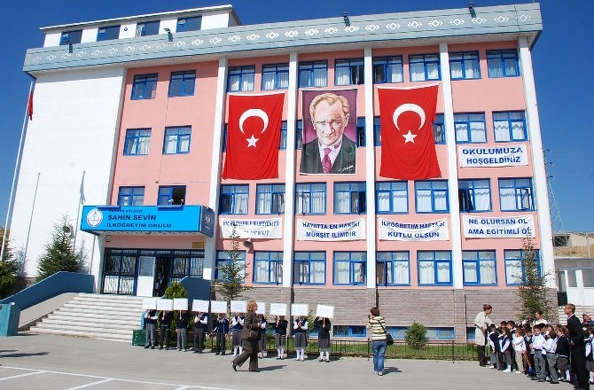 Siyasiler Gölbaşı\'nda Oy Kullanacak
