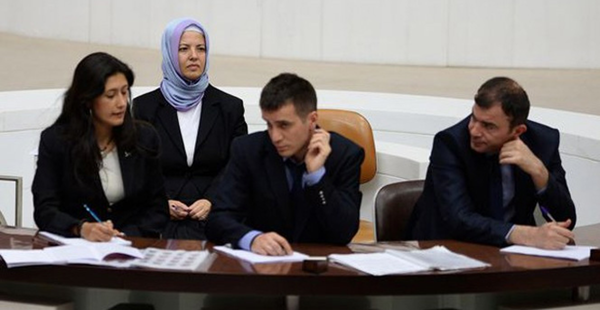 TBMM'de İlk Defa Türbanlı Stenograf Görev Yaptı