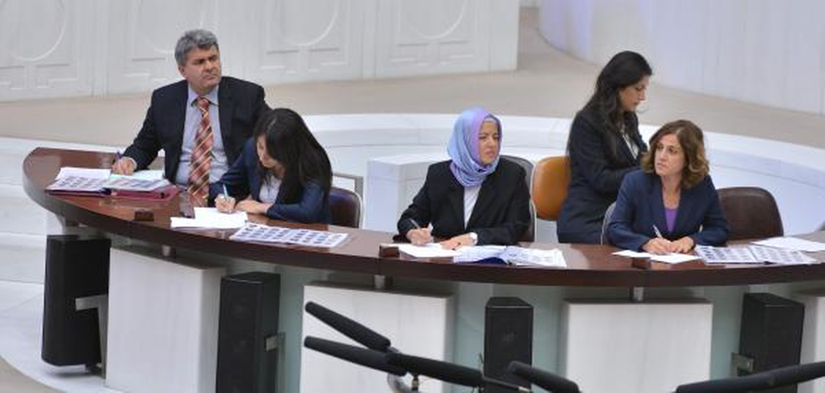 TBMM\'de İlk Türbanlı Stenograf