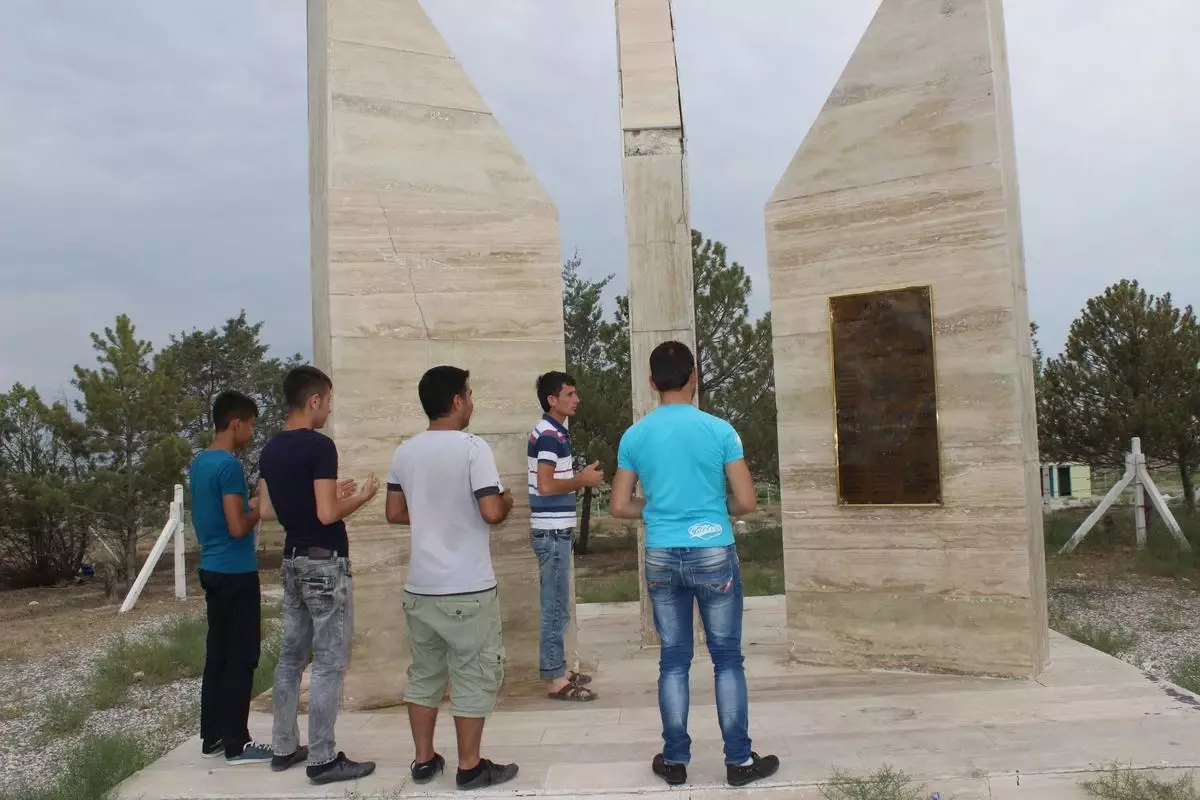"Trafik Kurbanları Anıtı"na Ziyaretçi İlgisi