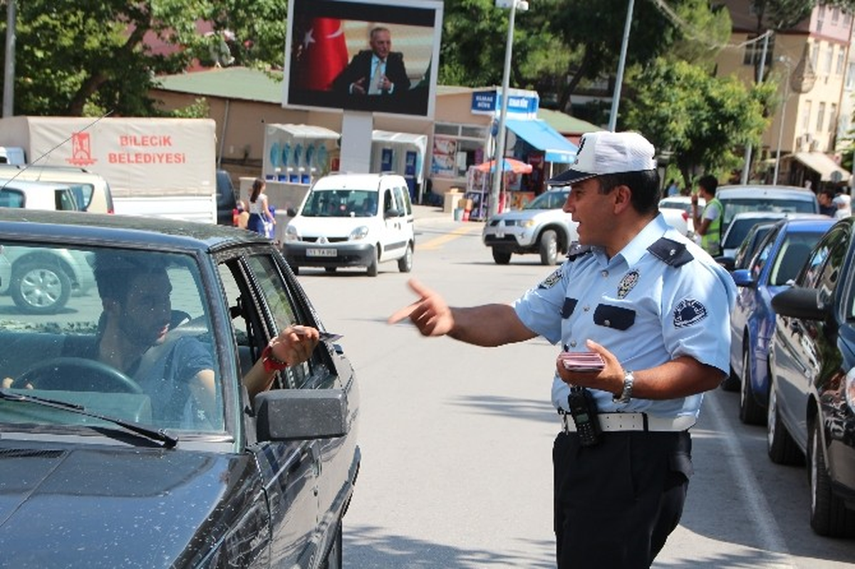 Trafik Polislerinden Emniyet Kemeri Bilgilendirme Broşürü