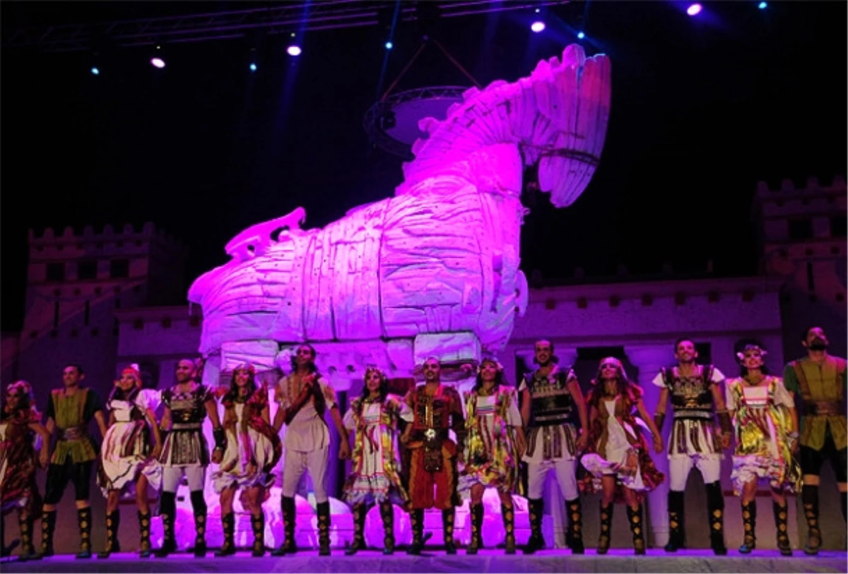 "Troya" Sezonun İlk Gösterisini Antalya\'da Yaptı