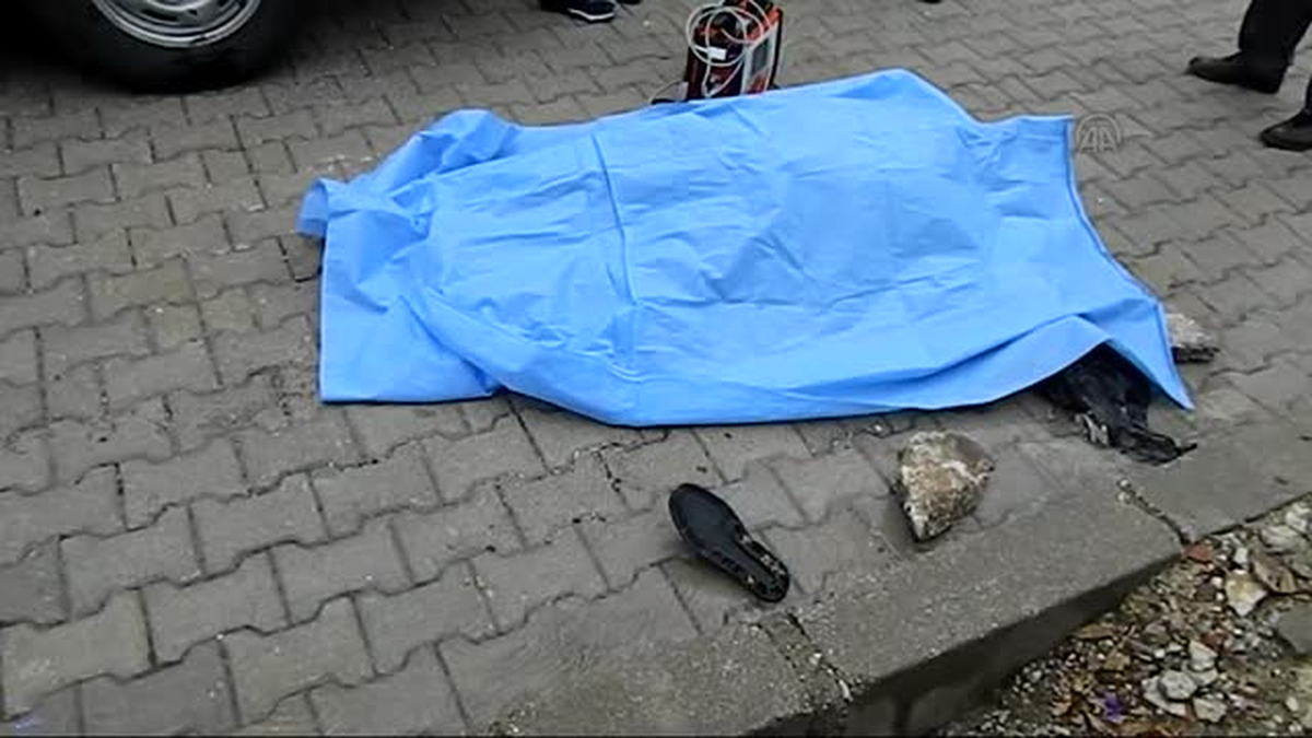 Yağmur suyuyla ağaç sulamak isterken öldü -