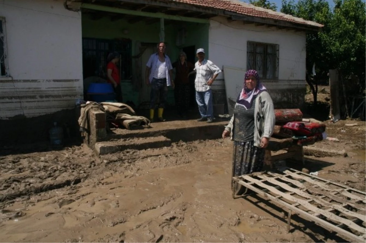 Yozgat\'ta Evleri Su Altında Kalan Vatandaşlar Devletten Yardım Bekliyor