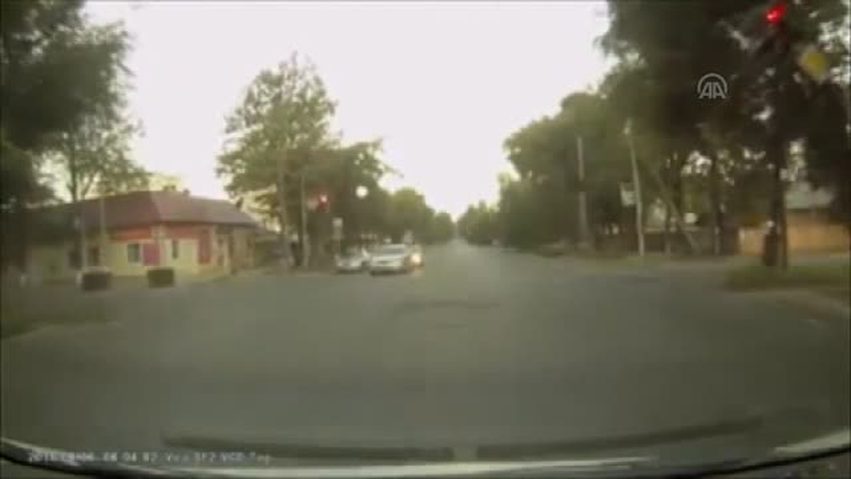 Kırgızistan\'da 14 Yaşındaki Kız Çaldığı Taksinin Sahibini Sürükledi