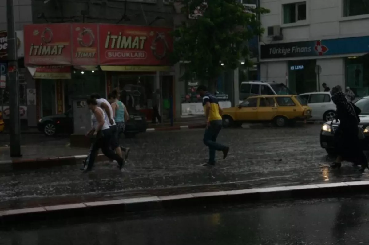 Afyonkarahisar\'da Aniden Bastıran Yoğun Yağmur Hayatı Olumsuz Etkiledi