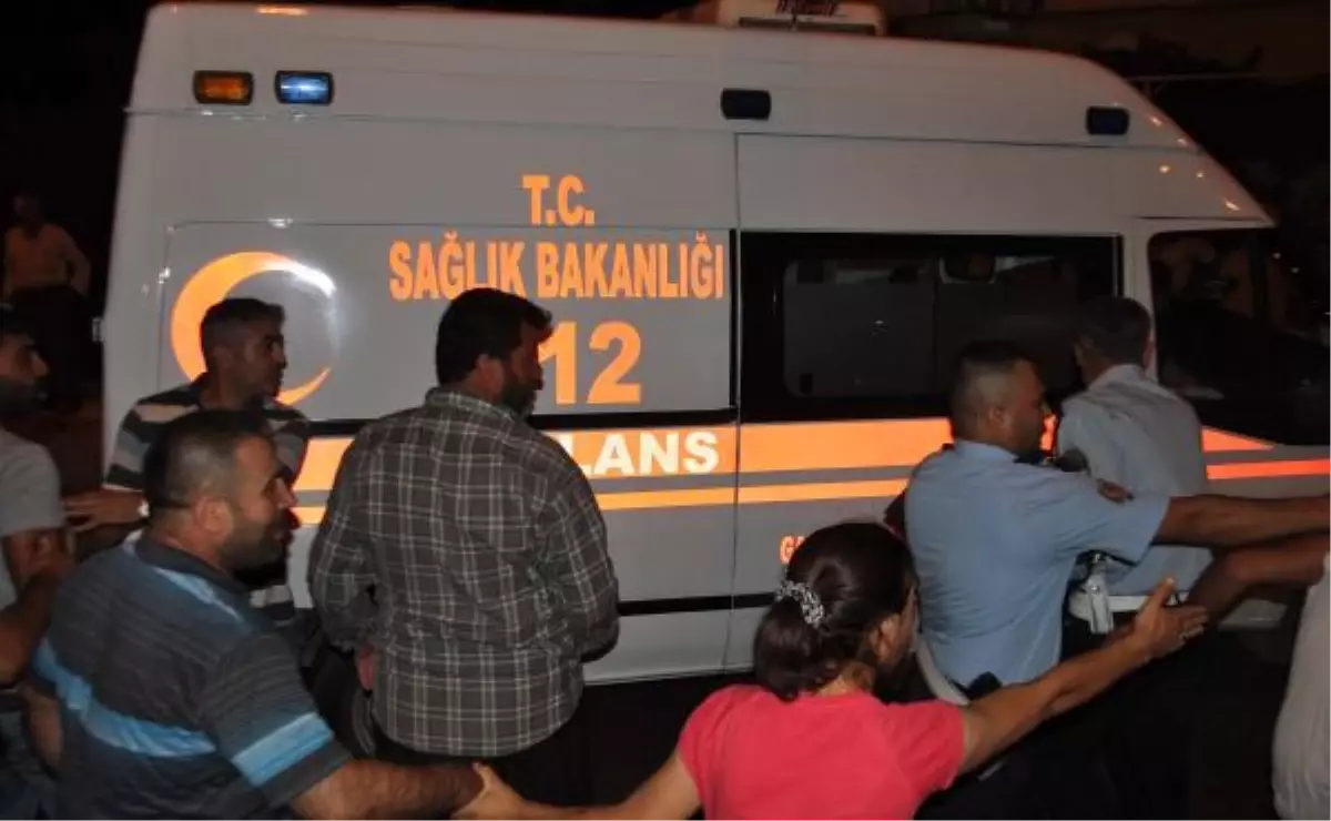 Anne ile Kızı Kazada Yaralandı, Yakınları Ambulansa Saldırdı