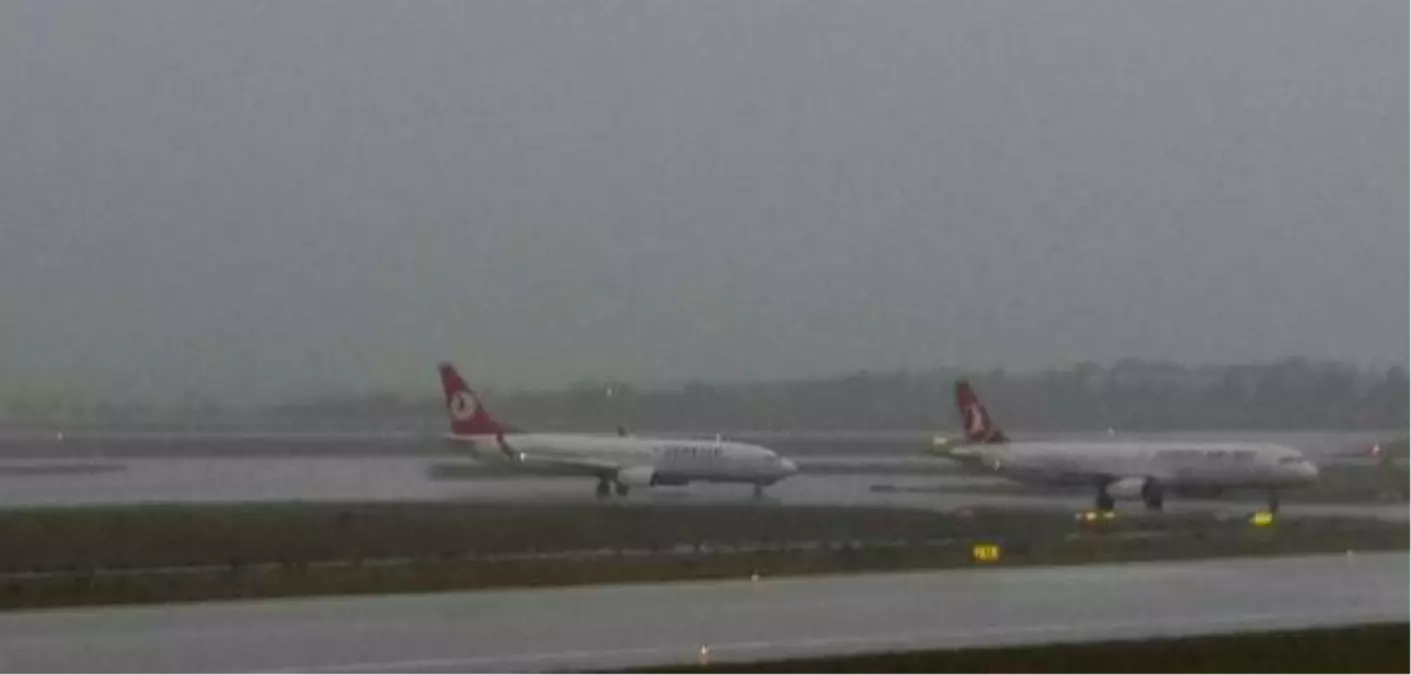 Atatürk Havalimanı\'nda Tüm Kalkışlar Olumsuz Hava Şartları Nedeniyle Durduruldu (2)