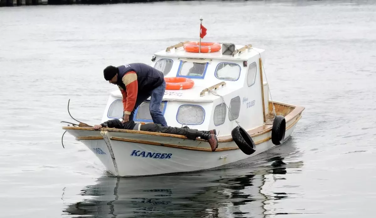 Denize Düşen Otomobilin Sürücüsünü Balıkçılar Kurtardı