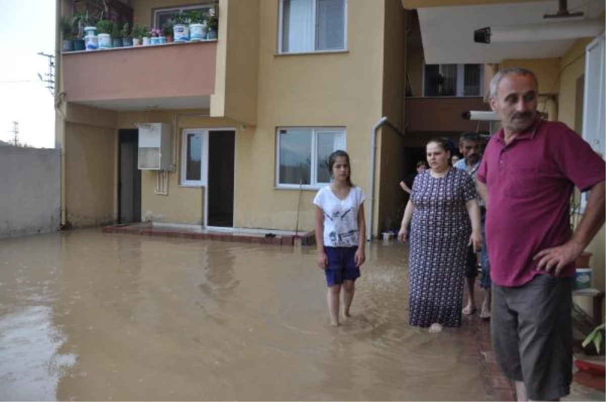 Bursa\'da Sağanak Yağış Su Baskınlarına Neden Oldu