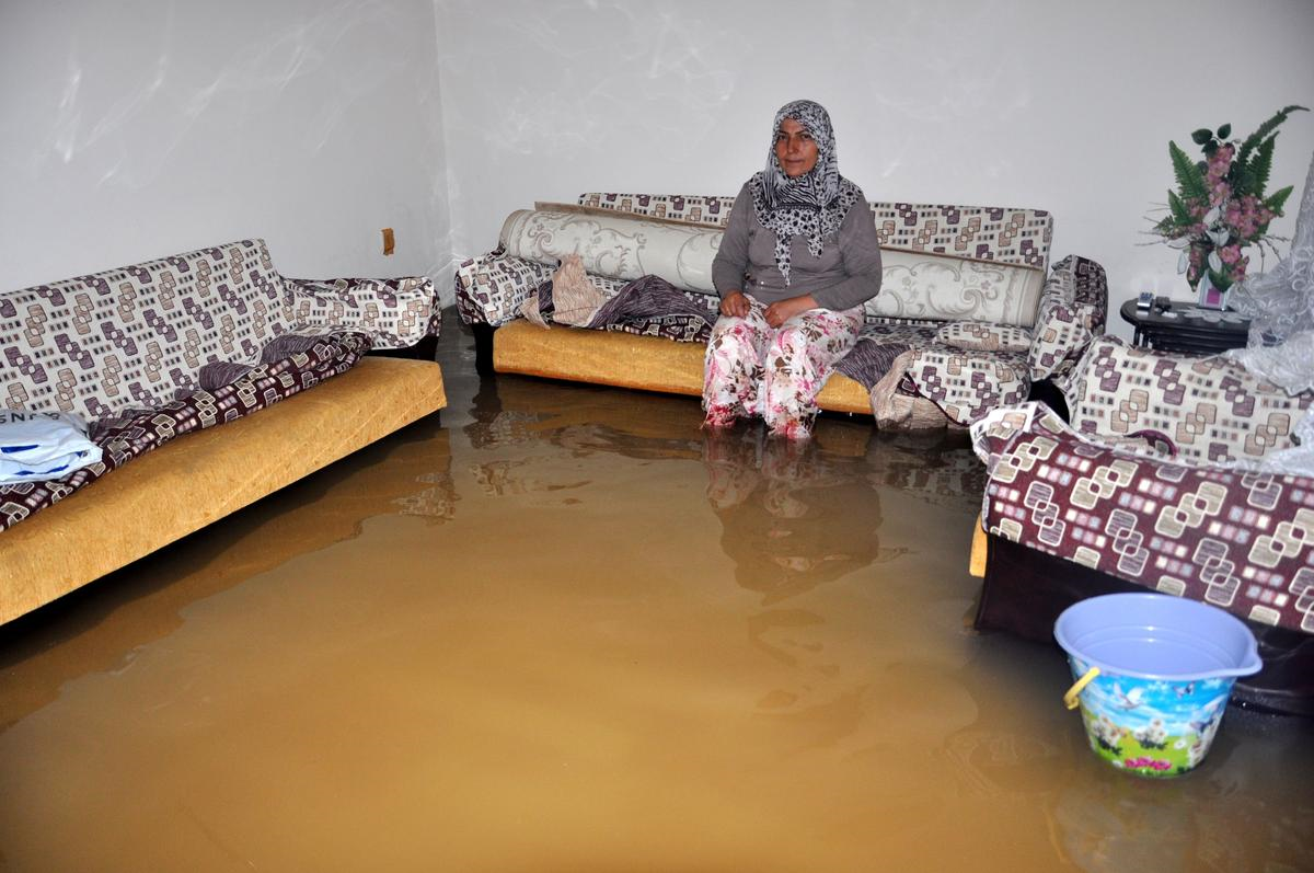 Bursa\'da Ev ve İş Yerlerini Su Bastı