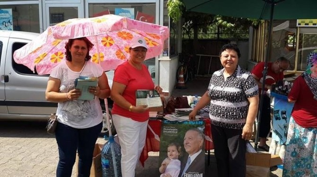 CHP\'li Kadınlar İhsanoğlu İçin Stant Kurdu