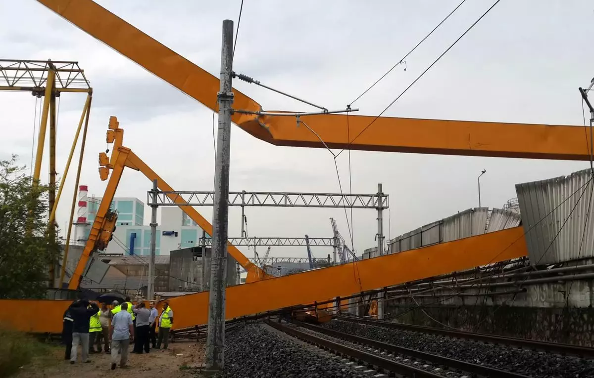 Demiryoluna Vinç Devrildi, Yüksek Hızlı Tren Seferleri İptal Oldu