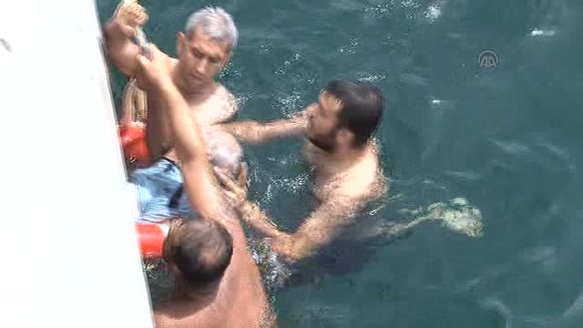 Denize düşen otomobilin sürücüsünü balıkçılar kurtardı -