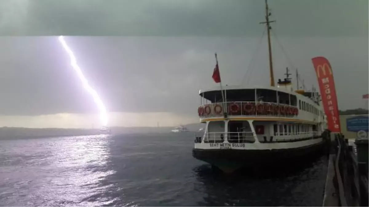 Denizin Ortasında Korkutan Yıldırım Böyle Görüntülendi