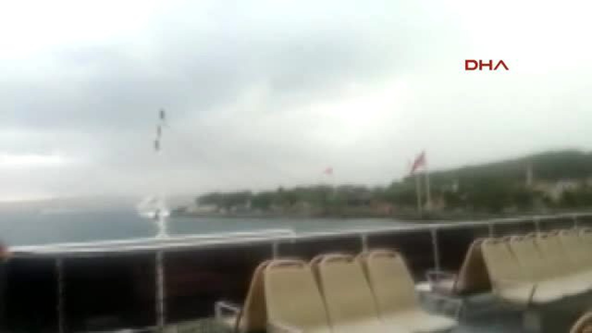 Denizin Ortasında Korkutan Yıldırım Böyle Görüntülendi