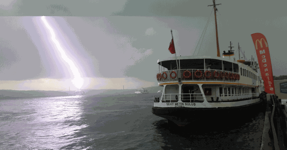 Denizin Ortasındaki Yıldırım Amatör Kameraman Tarafından Görüntülendi