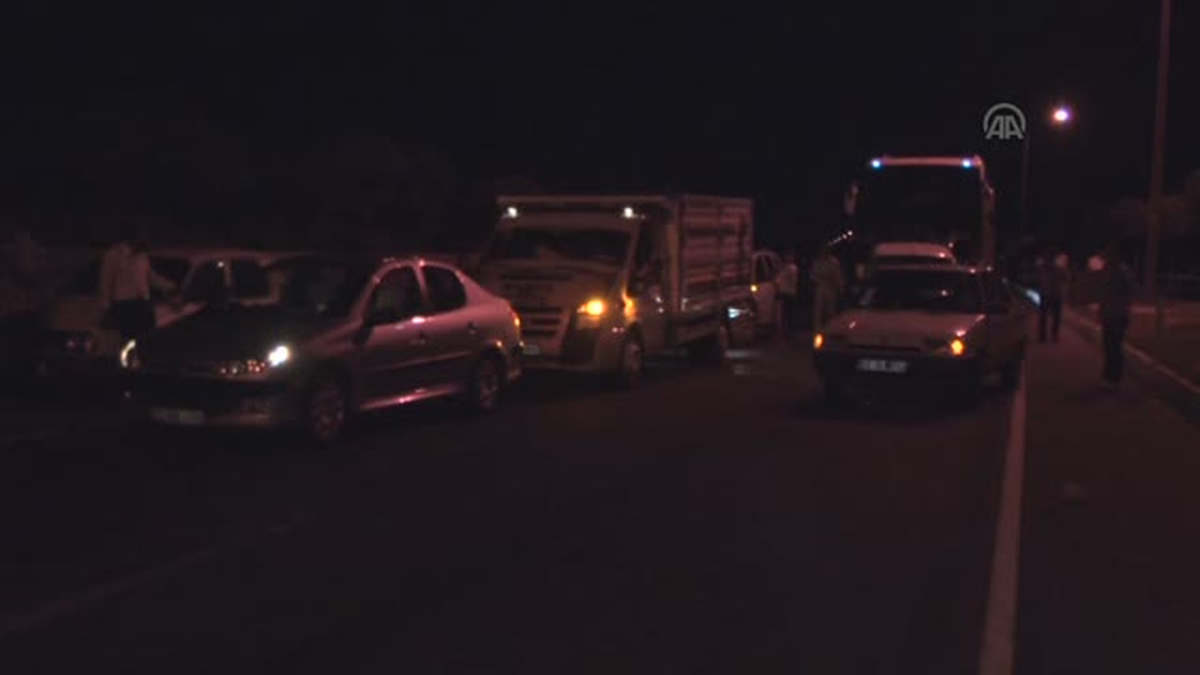 Elektrik kesintilerine tepki gösteren çiftçiler yol kapattı -