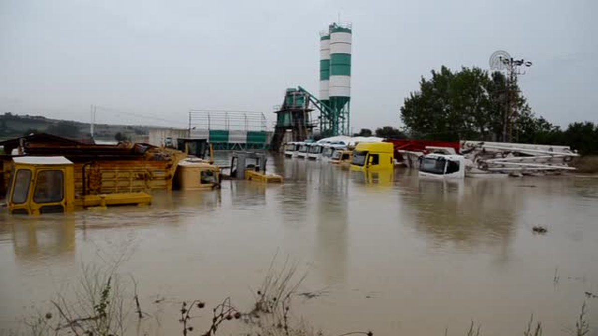 Gelibolu\'da iş makineleri su altında kaldı -