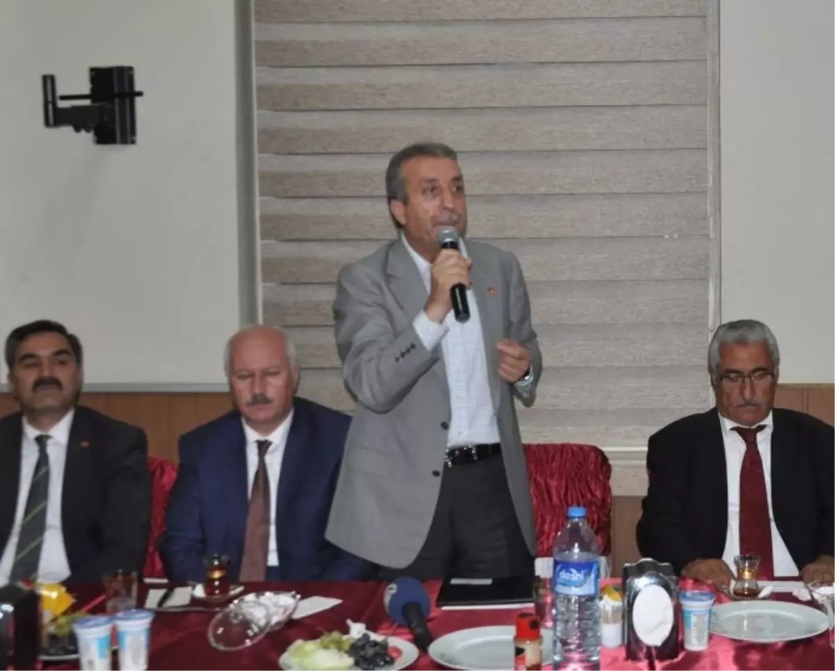 Gıda, Tarım ve Hayvancılık Bakanı Eker Ahlat\'ta Çiftçilerle Buluştu