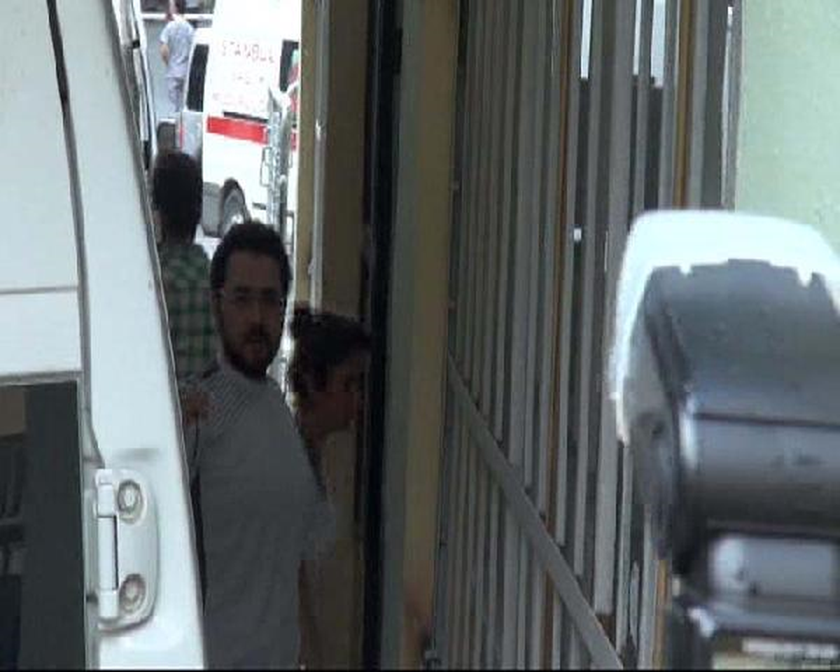Gözaltındaki Polis Elinde Tespihle Bağırdı