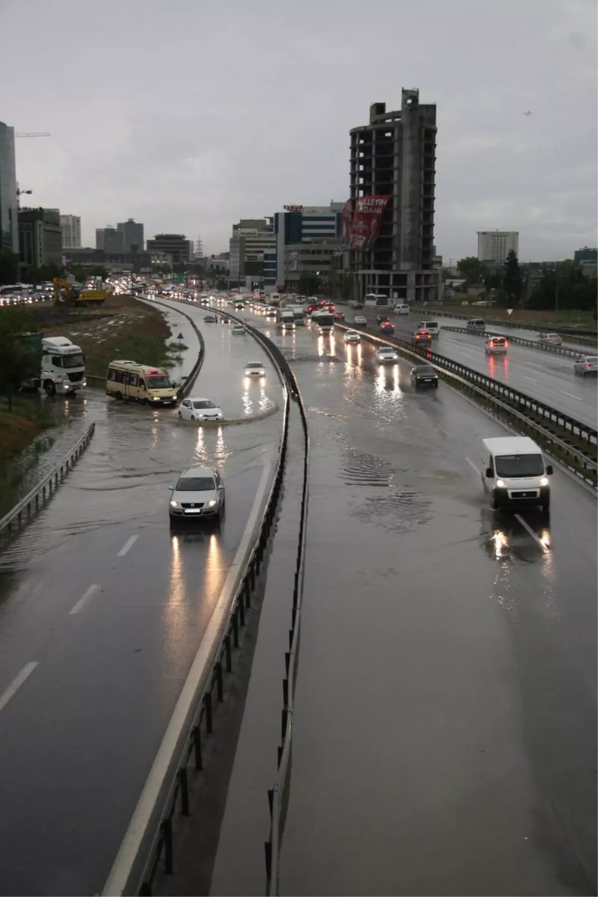 Şiddetli Sağanak Yağış Beylikdüzü\'nü De Vurdu