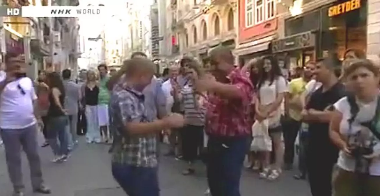 İstiklal Caddesi\'nde Dans Eden Adamlar Japonların Dikkatini Çekti