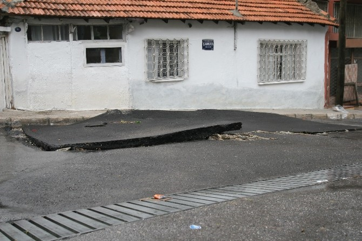 İzmir\'de Yollar Yağmura Dayanamadı