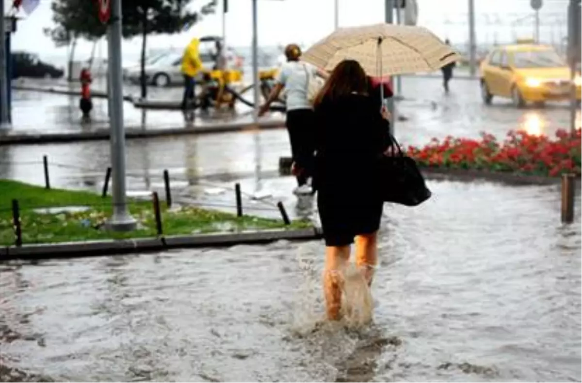 İzmir\'deki Sağanak Hayatı Felç Etti