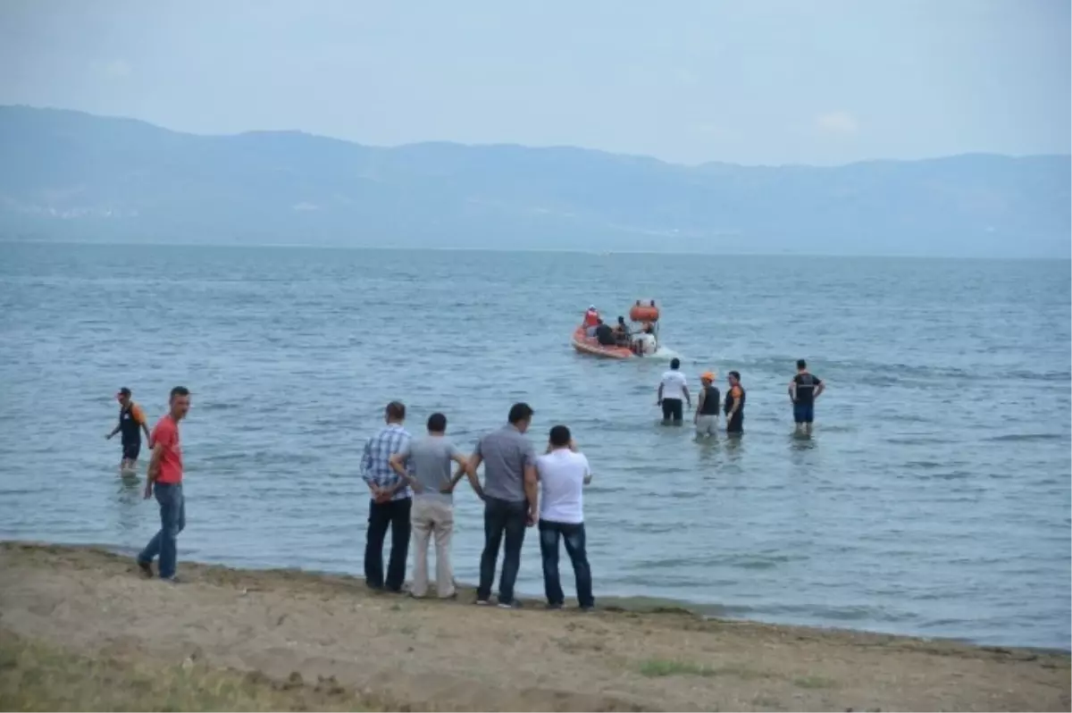 İznik Gölünde Kaybolan Gençlerden Birinin Cesedi Bulundu