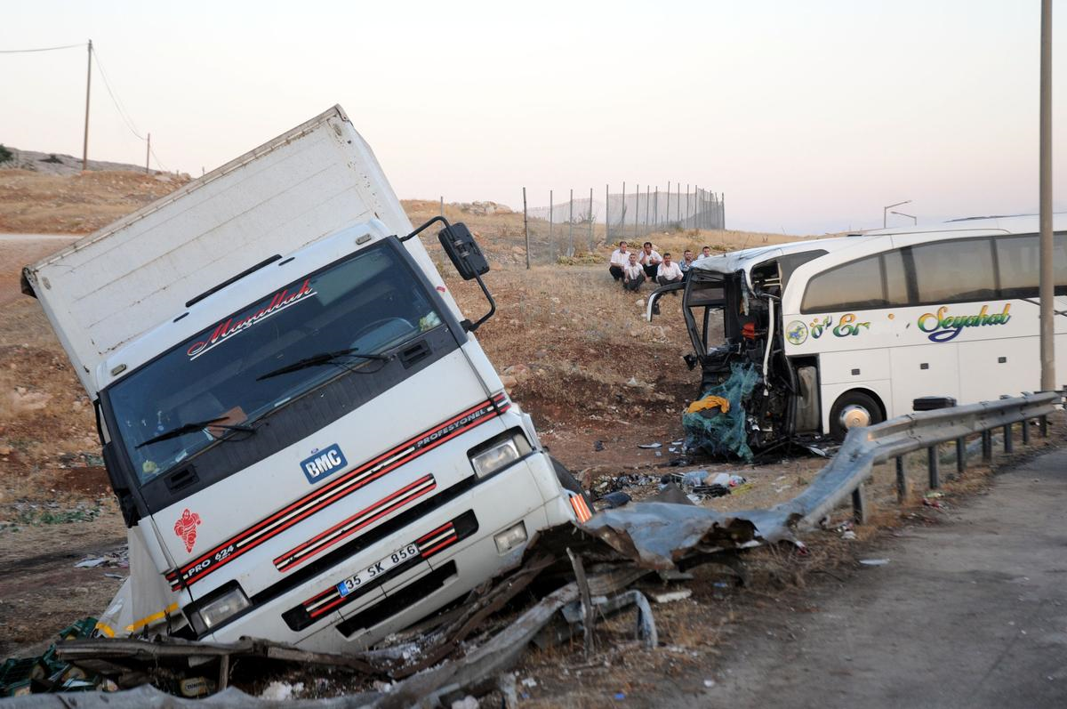 Kahramanmaraş\'ta Otobüs Kamyona Çarptı: 1 Ölü, 26 Yaralı