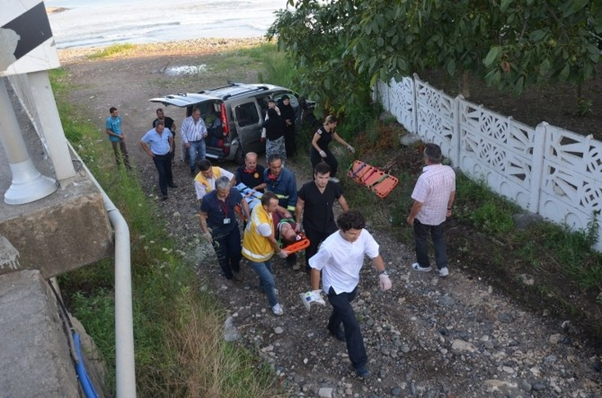 Kamyonet Köprüden Uçtu: 1 Yaralı
