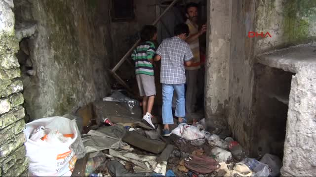 Kapısı ve Camları Kırık Harabe Evde Yaşam