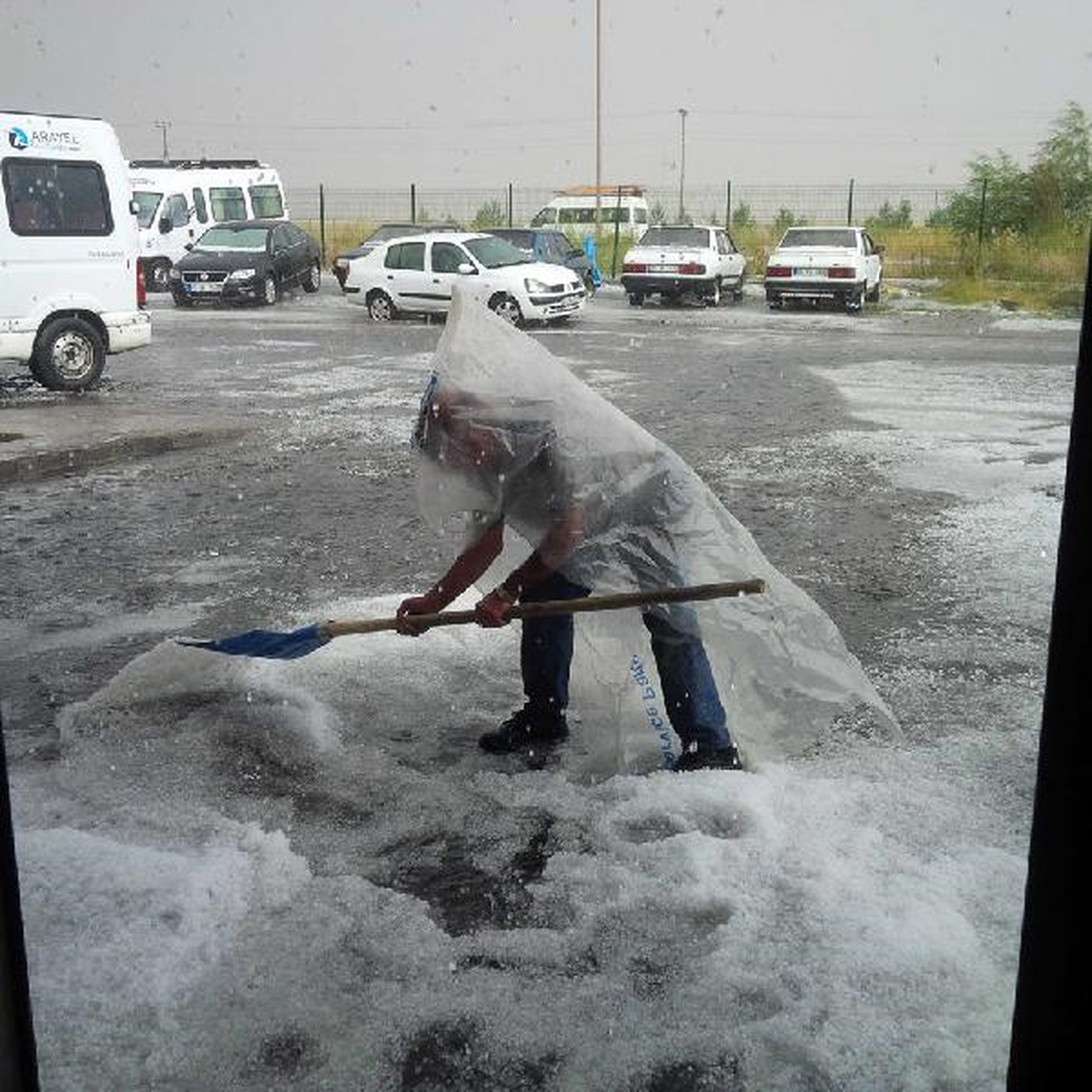 Kars\'ta Şiddetli Rüzgar ve Dolu
