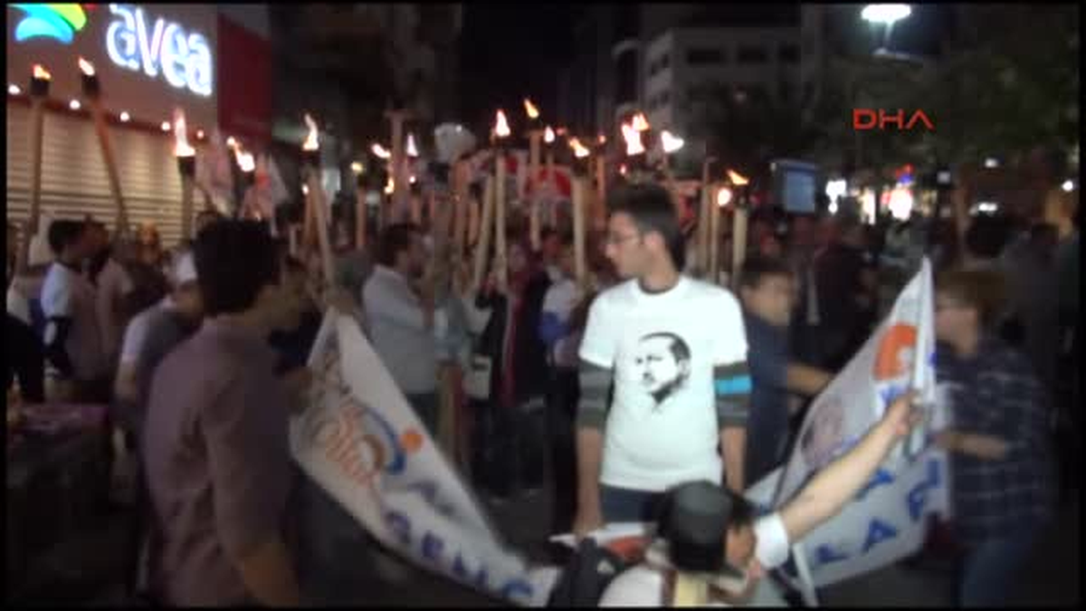 Kütahya\'da Ak Partililer Erdoğan İçin Meşalelerle Yürüdü