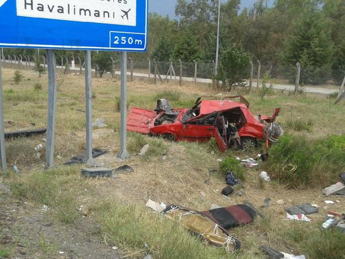 İzmir\'de Otomobilin Lastiği Patladı: 1 Ölü 3 Yaralı