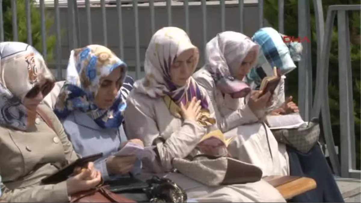 Polis Yakınlarından Adliye Önünde Dua ve Gözyaşı