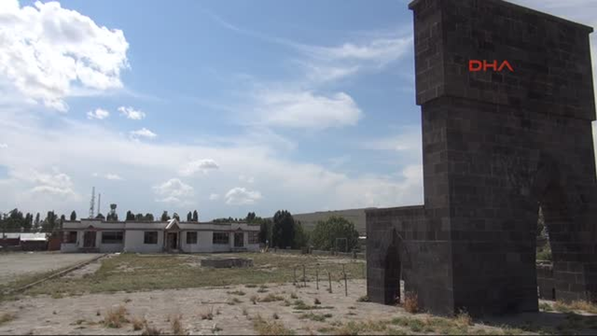 Şehitlik Yanındaki Bina Bağımlılardan Kurtarılıyor