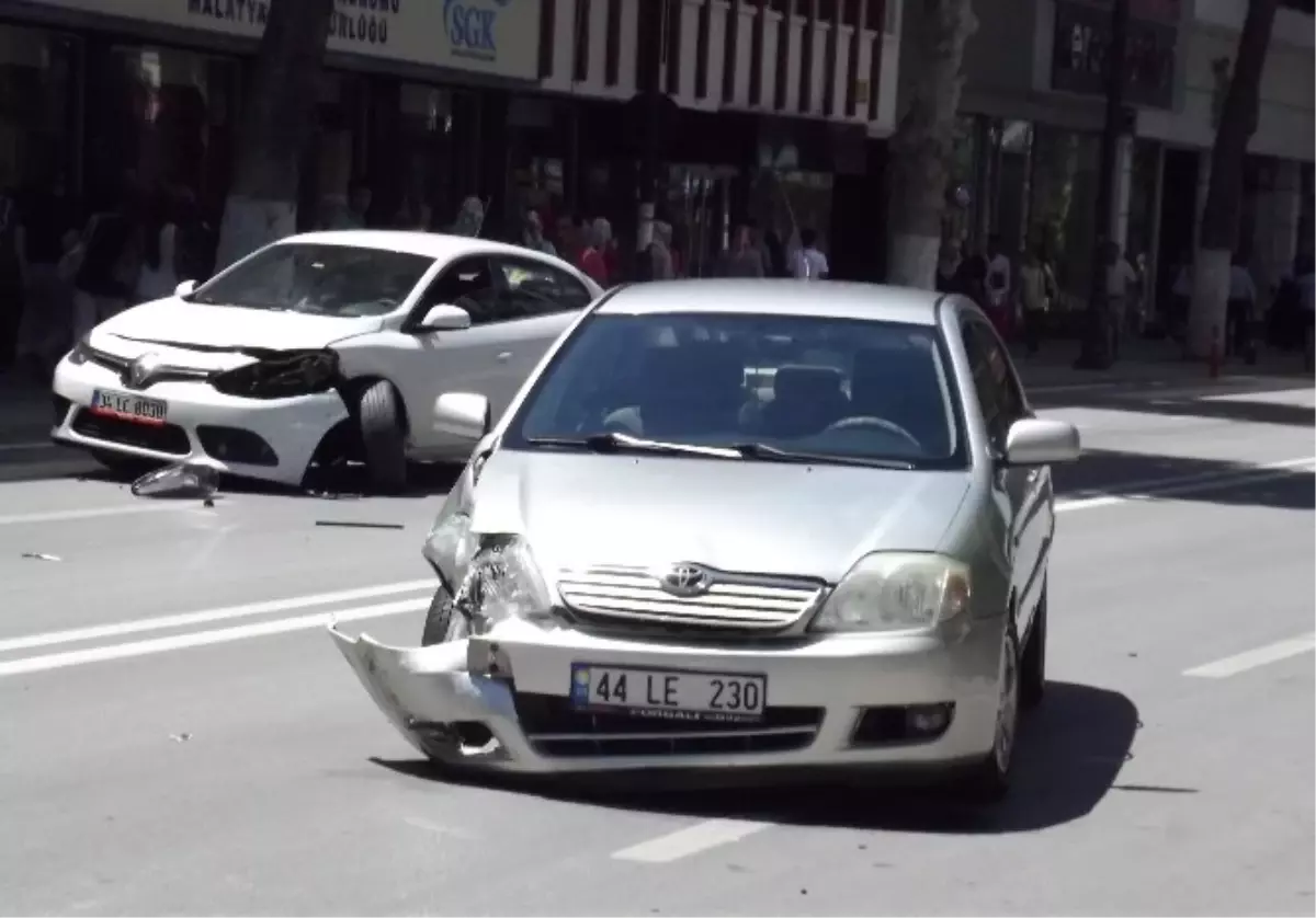 Malatya\'da Trafik Kazasında Maddi Hasar Oluştu