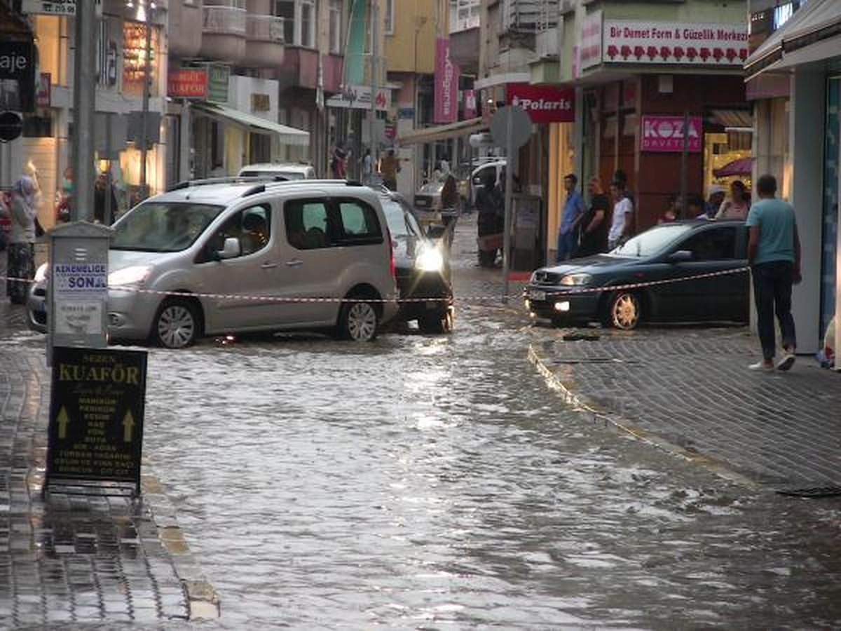 Uşak\'ta Sağanak Yağmur 20 Dakikada Hayatı Felç Etti