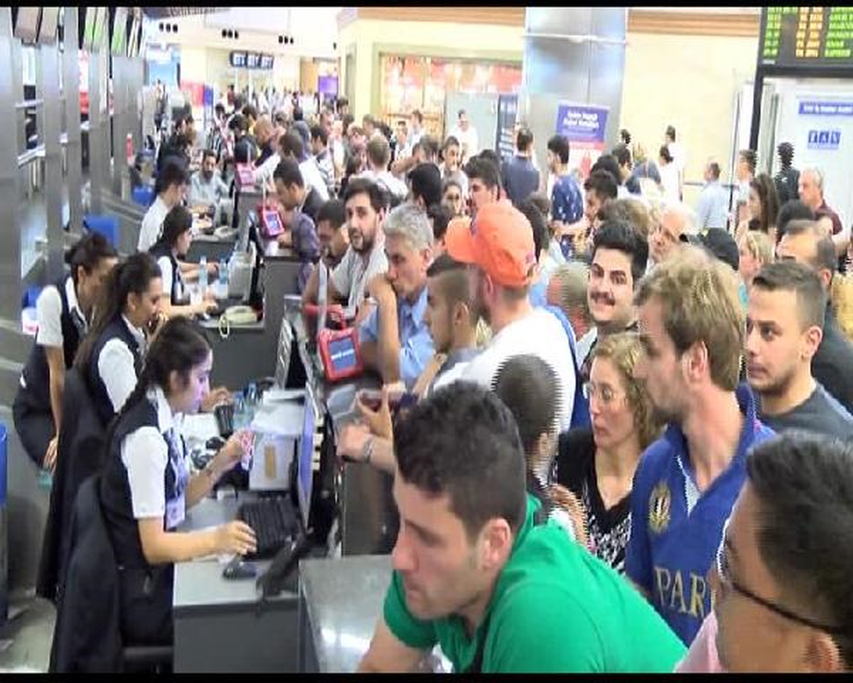 Uçak Yolcularına Yağış Engeli