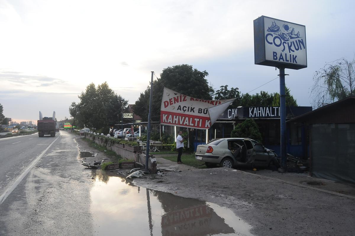 Yalova\'da Otomobil, Bahçe Duvarına Çarptı: 2 Ölü, 3 Yaralı
