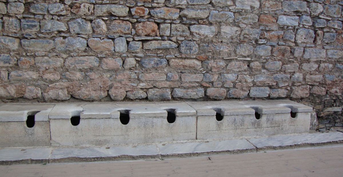 2 Bin Yıllık Tuvaletin Önünde Bitmeyen Kuyruk