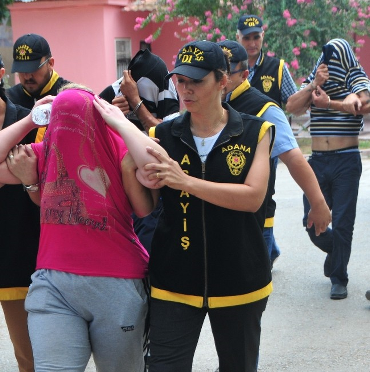 Adana\'da Kriptolu Fuhuş Çetesi Operasyonu
