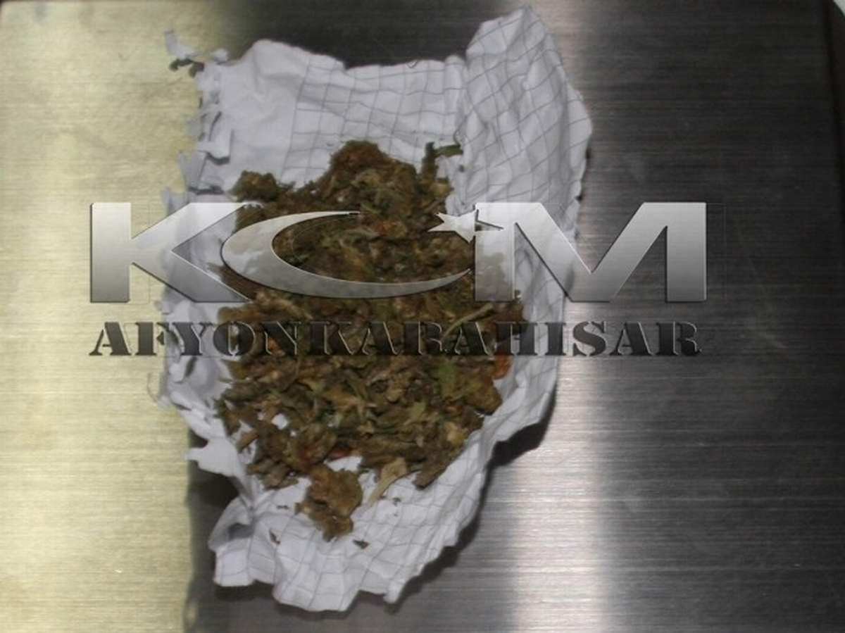 Afyonkarahisar\'da Polisten Esrar ve Silah Operasyonu