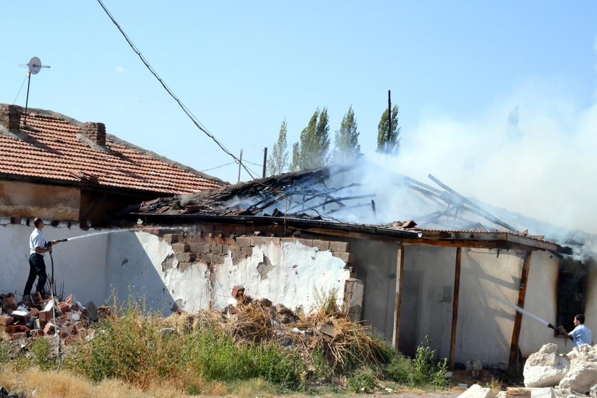 Aksaray\'da Ev Yangını